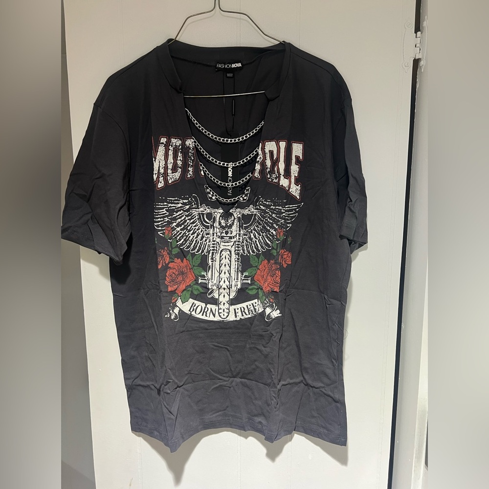 Graphic tee w/ chains